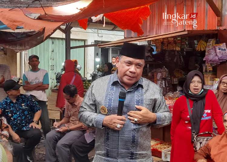 Diintimidasi soal Pembangunan Sekat Los, Pedagang Pasar Weleri Kendal Wadul ke Wabup Basuki 25 Wakil Bupati Kendal, Windu Suko Basuki, saat menanggapi keluhan pedagang Pasar Weleri. (Arvian Maulana/Lingkarjateng.id)