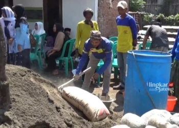 Warga Desa Bebel Terima Bantuan Rp135 Juta dari Jemaah Shiddiqiyyah Pekalongan 25 Seremonial peletakan batu pertama Rumah Syukur dari jamaah Shiddiqiyyah Kabupaten pekalongan, di Desa Bebel, Kecamatan Wonokerto, pada Sabtu, 23 Juni 2024. (Fahri Akbar/Lingkarjateng.id)