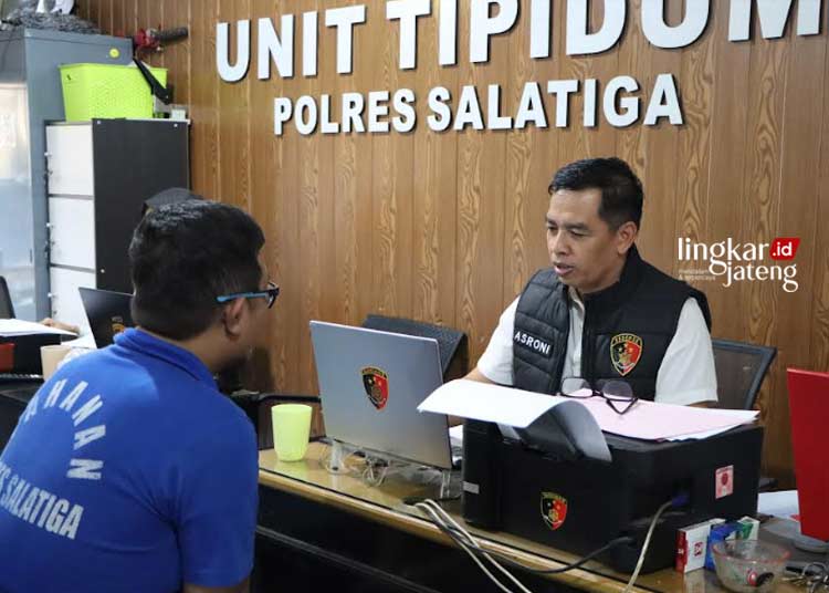 Penyidik Satreskrim Polres Salatiga meminta keterangan pelaku penggelapan mobil rental pada Rabu, 12 Juni 2024. (HMS/Lingkarjateng.id)