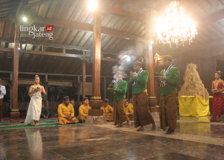 Acara adat Wilujengan Dewi Sri yang digelar di Kampung Djawa Sekatul, Kabupaten Kendal, pada Sabtu malam, 29 Juni 2024. (Arvian Maulana/Lingkarjateng.id)