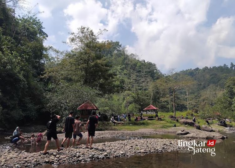 BERWISATA: Sejumlah pengunjung tampak menikmati keindahan alam wisata Kali Ndayung di Desa/Kecamatan Batealit, Kabupaten Jepara. (Muhammad Aminudin/Lingkarjateng.id)