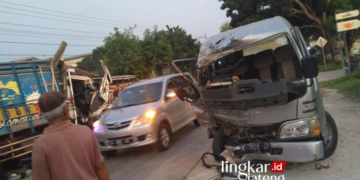 PUING-PUING : Anggota kepolisian polres Grobogan membersihkan bekas tabrakan yang terjadi di Godong. (Dok Polres For Lingkar/Lingkarjateng.id)