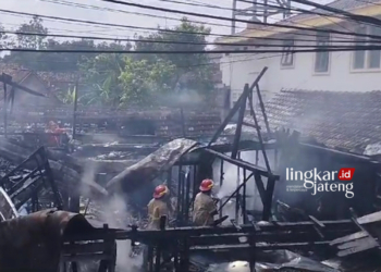 Petugas damkar saat berjibaku memadamkan sisa api. (Dok.istimewa/Lingkarjateng.id)