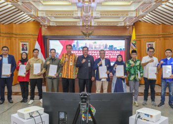 Pj Gubernur Nana Sudjana didampingi Kepala Kesbangpol Haerudin saat memimpin acara serah terima bantuan di Kantor Gubernur Jawa Tengah, Kamis, 27 Juni 2024. (Humas Pemprov/Lingkarjateng.id)