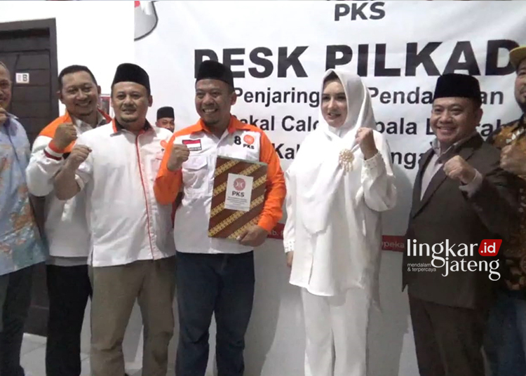 Galang Dukungan Partai, Fadia-Sukirman Berpeluang Lawan Kotak Kosong di Pilkada Pekalongan 25 MENDAFTAR: Pasangan Fadia - Sukirman mendaftar bakal Cabup/Cawabup di PKS, Rabu (13/6). (Fahri Akbar/Lingkarjateng.id)