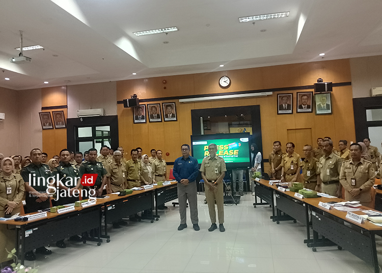 Sekretaris Daerah Provinsi Jateng, Sumarno, di dampingi Kepala BPS Jateng,  Dadang Hardiwan saat menghadiri rilis data inflasi Provinsi Jateng di Kantor BPS Jateng, Senin (3/6) sore. (Rizky Syahrul Al-Fath/Lingkarjateng.id)