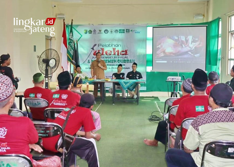 PELATIHAN: Ketua DPD JULEHA Kota Pekalongan, Abdurrahman (Berkacamata), memberikan Pelatihan Juru Sembelih Halal, di Gedung Aswaja Kota Pekalongan, Senin, 10 Juni 2024. (Kominfo Kota Pekalongan/Lingkarjateng.id)