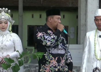 Unik, Pemdes di Demak Ini Wajibkan Warga yang Menikah Tanam Pohon 27 Kepala Desa Surodadi saat menghadiri pernikahan warganya, baru baru ini. (M. Burhan A/Lingkarjateng.id)