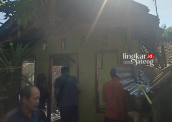 HANGUS TERBAKAR : Sejumlah warga bergotong-royong membersihkan rumah warga Bancaan Timur, Sidorejo Lor, Sidorejo, Salatiga yang terbakar, Selasa, 25 Juni 2024. (Dok. Lingkarjaten.id)