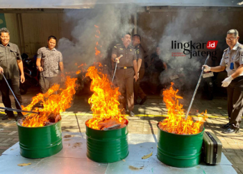 Sejumlah barang bukti hasil kejahatan dimusnahkan oleh Kejaksaan Negeri Semarang di Halaman Belakang Kantor Kajari, Selasa, 25 Juni 2024. (Rizky Syahrul Al-Fath/Lingkarjateng.id)