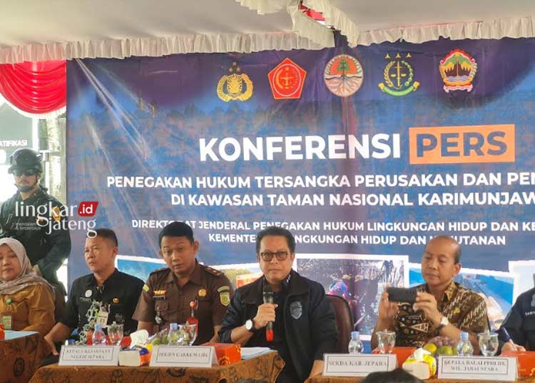 Direktur Jenderal Penegakan Hukum KLHK Rasio Ridho Sani (Tengah) saat memberi keterangan lanjutan di depan barang bukti pipa yang digunakan oleh penambak udang ilegal di Karimunjawa, Jepara. (Muhammad Aminudin/Lingkarjateng.id)