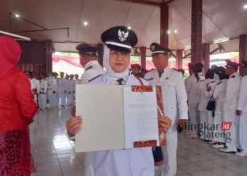 SIAP MUNDUR: Kepala Desa Rembes, Kecamatan Bringin, Kabupaten Semarang, Nur Arifah mengaku siap mundur sebagai Kades Rembes, jika ia mengantongi rekomendasi dari partai politik (parpol) untuk maju sebagai bakal calon wakil bupati helatan Pilkada 2024. (Hesty Imaniar/Lingkarjateng.id)