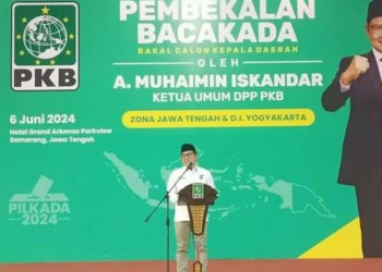 Ketua Umum Partai Kebangkitan Bangsa (PKB) Muhaimin Iskandar saat memberikan pidatonya dalam acara Pembekalan Bakal Calon Kepala Daerah (Bacakada) oleh Ketua Umum DPP PKB di Hotel Arkenso Semarang, Kamis (6/6). (Rizky Syahrul Al-Fath/Lingkarjateng)