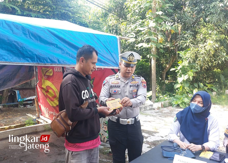 Cegah Kecelakaan, Satlantas Polres Pekalongan Cek Kesehatan Driver Ojek 25 CEK KESEHATAN: Tim gabungan dari Satlantas dan Dokkes Polres Pekalongan, melakukan cek Kesehatan kepada pengemudi ojek, di pangkalan ojek sekitar Kecamatan Kajen, Selasa (11/6). (Fahri Akbar/Lingkarjateng.id)