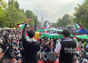 ORASI: Suasana Aksi Peduli Palestina yang digelar di Alun-alun Kabupaten Batang, Minggu pagi(2/6). (Fahri Akbar/Lingkarjateng.id)
