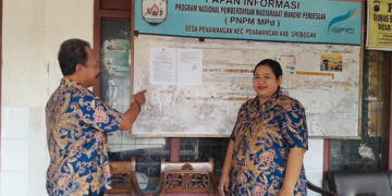 TEMPEL : Pemasangan pengumuman pendaftaran Pantarlih di pasang di kantor desa. (Dok. KPU For Lingkar/Lingkarjateng.id)