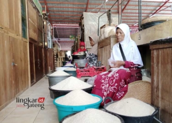 Salah seorang pedagang beras di Pasar Sidomakmur Blora. (Hanafi/Lingkarjateng.id)