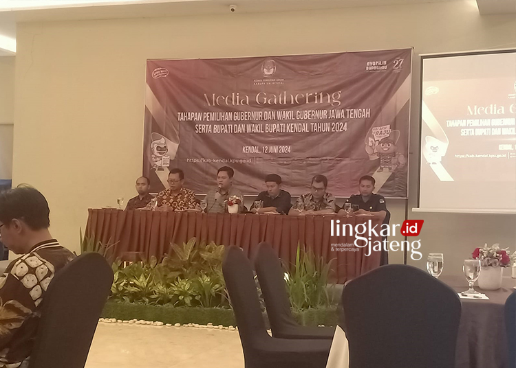 Ketua KPU Kendal Khasanudin, tengah memimpin acara Media Gathering di Hotel Sae Inn pada Rabu, 12 Juni 2024. (Dok. Lingkarjateng.id)