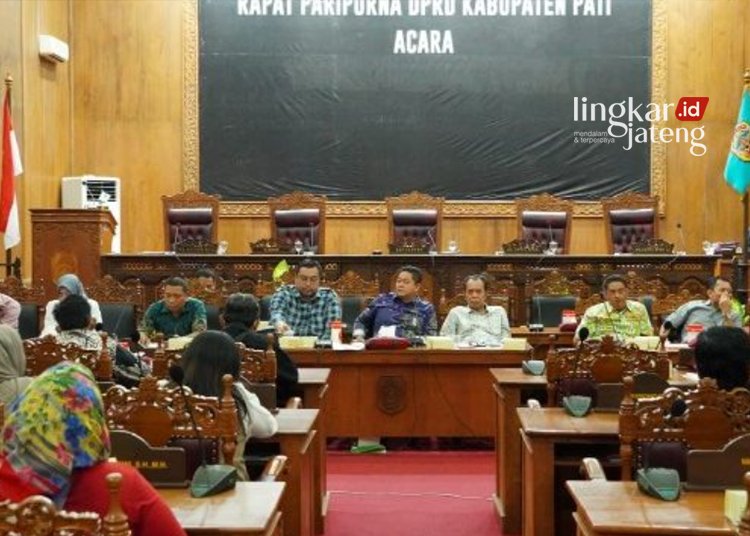 DISKUSI: Pimpinan DPRD Pati bersama paguyuban PKL Alun-alun Kembangjoyo saat berdiskusi mencarikan solusi sepinya pengunjung, belum lama ini. (Arif Febriyanto/Lingkarjateng.id)