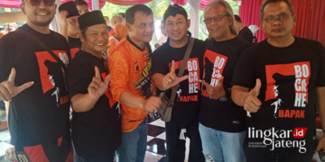 FOTO BARENG : Warga Grobogan yang mengidolakan Kapolda Jawa Tengah menemui Kapolda saat melakukan acara Trabas Kamtibmas di Kabupaten Grobogan. (Eko Wicaksono/Lingkarjateng.id)