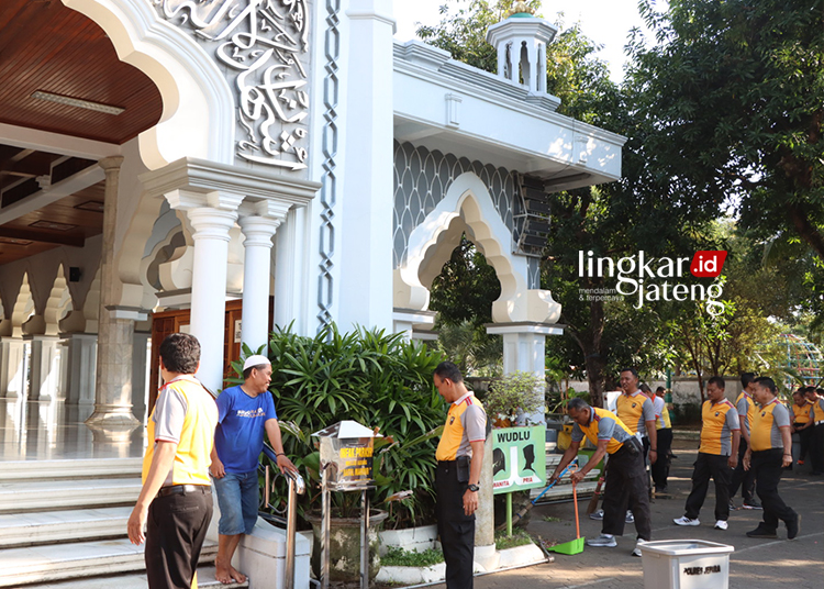 Sambut Hari Bhayangkara ke-78, Polres Jepara Gelar Bakti Religi, Bersihkan Tempat Ibadah 25 BAKTI RELIGI: Polres Jepara saat membersihkan rumah ibadah untuk menyambut Hari Bhayangkara ke -8. (Tomi Budianto/Lingkarjateng.id)