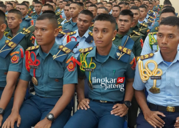 Potret para prajurit siswa Pendidikan Pertama Perwira (Dikmapa) Prajurit Karier (PK) TNI Angkatan Darat (AD) Tahun Anggaran (TA) 2024 saat melakukan kunjungan ke beberapa satuan jajaran Kodam IV/Diponegoro pada Senin, 24 Juni 2024. (Pendam IV/Diponegoro/Lingkarjateng.id)