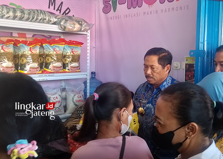Pj Gubernur Nana Sudjana saat meninjau Toko Si Manis di Pasar Bulu Lor Semarang, Kamis (20/6). RIZKY (Syahrul Al-Fath/Lingkarjateng.id)