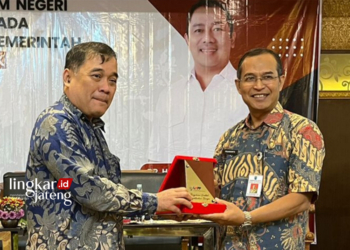 CINDERAMATA  : Deputi Bidang Hukum dan Penyelesaian Sanggah LKPP Setya Budi Arijanta (kiri) memberikan buah tangan kepada Asisten Sekda Kota Salatiga Bidang Ekbang Pramusinta saat acara optimalisasi penggunaan produk dalam negeri dan pemberdayaan UMKK pada pengadaan barang/jasa pemerintah di Salatiga, Kamis, 27 Juni 2024. (Angga Rosa/Lingkarjateng.id)