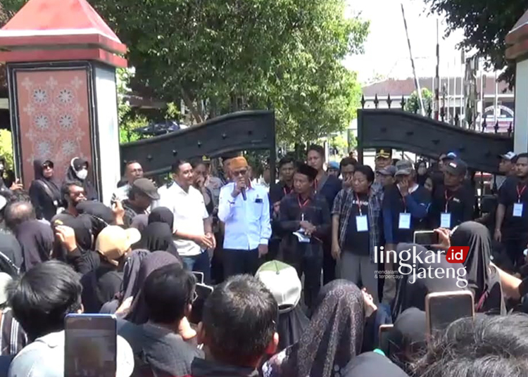 MENUNTUT HAK: Ratusan nasabah BMT Mitra Ummat memadati kantor Walikota Pekalongan pada Kamis (6/6) siang. meminta campur tangan pemerintah untuk menyelesaikan permasalahan terkait tabungan yang tak kunjung cair. (Fahri Akbar/Lingkarjateng.id)