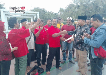 Komunitas Semar Pendem dan 11 Ketua PAC PDIP mendeklarasikan dukungan terhadap Agus Sunarko sebagai Bupati Pati di Alun-Alun Simpang Lima Pati pada Sabtu sore, 6 Juli 2024. (Arif Febriyanto/Lingkarjateng.id)