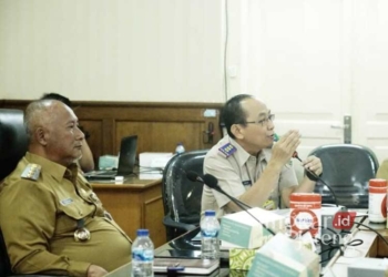 Kepala Kantor Agraria dan Tata Ruang/Badan Pertanahan Nasional (ATR/BPN) Kabupaten Pati, Jaka Pramono, melakukan pemaparan di acara ekspose hasil pendataan potensi Tanah Objek Reforma Agraria (TORA) di Ruang Joyokusumo Setda Pati pada Senin, 22 Juli 2024. (Setyo Nugroho/Lingkarjateng.id)