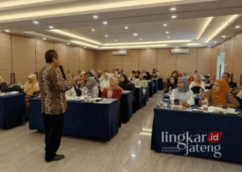 Pelaku Digital Marketing M. Rifqy Roosdhani saat menyampaikan materi mengenai digital marketing kepada pelaku UMKM di Jepara pada Rabu, 31 Juli 2024. (Muhammad Aminudin/Lingkarjateng.id)