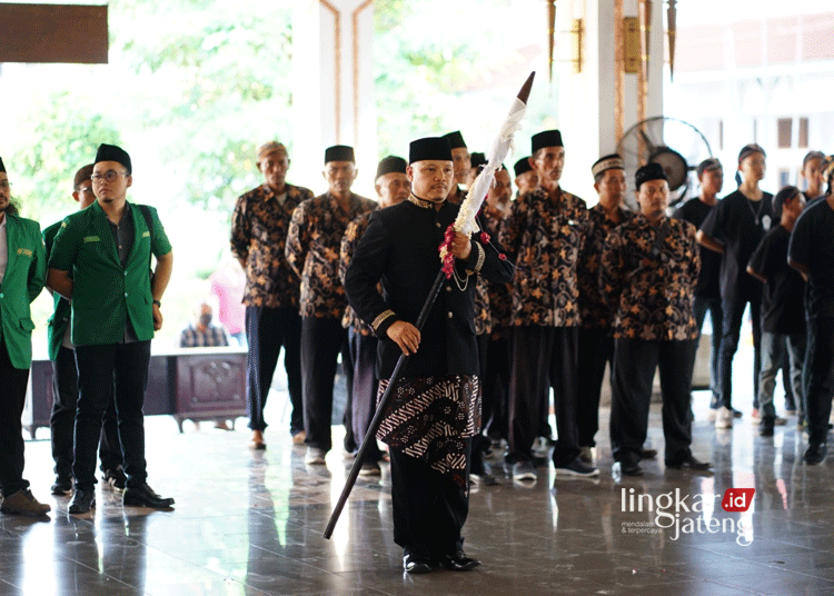 Penasehat Yayasan Makam Ki Ageng Penjawi Agus Sunarko saat mengikuti kirab Napak Tilas Ki Ageng Penjawi Kebangkitan Pati tahun lalu. (Dok. Lingkarjateng.id)