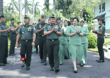 Direktur Ajudan Jenderal Angkatan Darat (Dirajenad) Brigjen TNI Kris Doni Indriarto, S.I.P. didampingi ibu Lena Kris Doni melaksanakan kunjungan kerja ke Ajendam IV/Diponegoro pada Rabu, 3 Juli 2024. (HMS/Lingkarjateng.id)