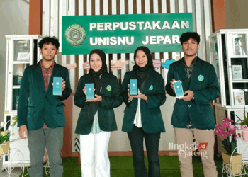 Mahasiswa UNISNU Jepara saat menunjukkan aplikasi JETA. (HMS/Lingkarjateng.id)