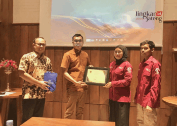 TERIMA PENGHARGAAN: Kepala BPJS Pati Wahyu Giyanto (kiri) memberikan penghargaan kepada Lingkar Media Group melalui Pemimpin Redaksi Lingkar Jateng yang diwakili oleh Ika Tamara Dewi (kanan) di salah satu resto yang ada di Kabupaten Rembang, pada Jumat, 12 Juli 2024. (Vicky Rio/Lingkarjateng.id)