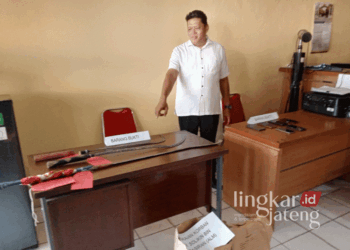 Polisi menunjukkan barang bukti yang digunakan untuk duel antar geng di Pati hingga menyebabkan korban meninggal. (Setyo Nugroho/Lingkarjateng.id)