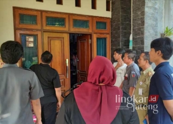 MENINJAU: Anggota Bawaslu Grobogan melakukan pengawasan tahapan coklit pemilih Pilkada 2024. (Dok. Bawaslu/Lingkarjateng.id)
