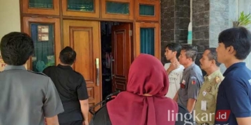 MENINJAU: Anggota Bawaslu Grobogan melakukan pengawasan tahapan coklit pemilih Pilkada 2024. (Dok. Bawaslu/Lingkarjateng.id)