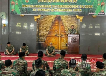 Bintaljarahdam IV/Diponegoro saat menggelar kegiatan Muhasabah bersama Prajurit Yonkav 2/TC di Masjid Nurul Huda, Kompleks Yonkav 2/TC, pada Jumat, 26 Juli 2024. (Pendam IV/Diponegoro/Lingkarjateng.id)