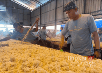 Panitia Buka Luwur sedang mempersiapkan nasi sodaqoh di Menara Kudus pada Senin, 15 Juli 2024. (Mohammad Fahtur Rohman/Lingkarjateng.id)
