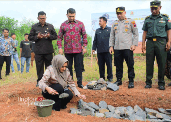 Bupati Pekalongan Fadia Arafiq saat meresmikan peletakan batu pertama pembangunan sirkuit motor di Kelurahan Kedungwuni Barat, Kecamatan Kedungwuni, pada Rabu, 10 Juli 2024 sore. (Fahri Akbar/Lingkarjateng.id)