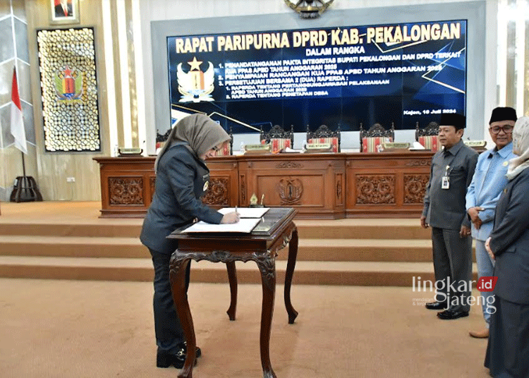 Bupati Pekalongan Tanda Tangani Pakta Integritas KUA dan PPAS APBD 2025 25 Bupati Pekalongan Fadia Arafiq saat menandatangani pakta integritas kepala daerah terkait KUA dan PPAS untuk APBD 2025 di Kantor DPRD setempat pada Rabu, 10 Juli 2024. (Fahri Akbar/Lingkarjateng.id)