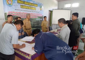SIMBOLIS: Penandatanganan kerja sama antara pelaku usaha dengan sekolah terkait bantuan tempat sampah dalam rangka mewujudkan sekolah Adiwiyata yang disaksikan langsung oleh Kepala DLH Kendal, Aris Irwanto, pada Senin, 29 Juli 2024. (Arvian Maulana/Lingkarjateng.id)