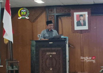 Anggota Banggar DPRD Jepara, Nur Hidayat, saat memaparkan hasil pembahasan rapat Badan Anggaran (Banggar) DPRD Jepara tentang Raperda pertanggungjawaban pelaksanaan APBD Jepara tahun 2023. (Tomi Budianto/Lingkarjateng.id)