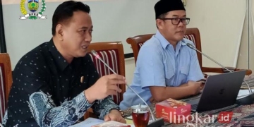 RAPAT: Ketua Pansus Hak Interpelasi DPRD Jepara Padmono Wisnugroho terkait masalah kredit macet PT Banjk Jepara Artha (kanan). (Tomi Budianto/Lingkarjateng.id)