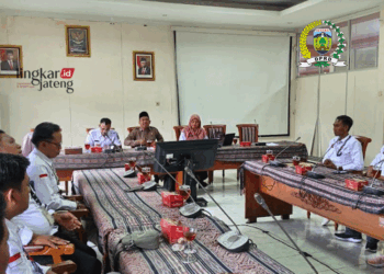 Ketua Komisi C DPRD Jepara, Nur Hidayat, saat menerima audiensi dari Serikat Buruh Jepara (SBJ). (Tomi Budianto/Lingkarjateng.id)