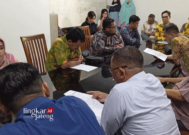 Nunggak Puluhan Miliar, DPRD Kabupaten Pekalongan Desak PT Dupantex Bayar Gaji Mantan Karyawan 25 Komisi 2 DPRD Kabupaten Pekalongan menggelar kunjungan kerja ke PT Dupantex pada Selasa (2/7) untuk menindaklanjuti tuntutan Serikat Pekerja Nasional (SPN) mengenai pembayaran gaji ratusan mantan karyawan yang tertunda. (Fahri Akbar/Lingkarjateng.id)