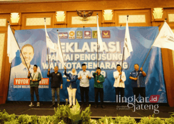 Enam pimpinan partai politik saat deklarasi membentuk Koalisi Semarang Maju untuk mengusung Yoyok Sukawi di Pilwalkot Semarang di Hotel Santika, Semarang, pada Sabtu, 27 Juli 2024. (Dok. Lingkarjateng.id)