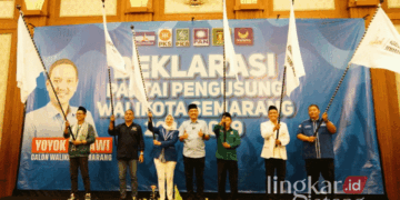 Enam pimpinan partai politik saat deklarasi membentuk Koalisi Semarang Maju untuk mengusung Yoyok Sukawi di Pilwalkot Semarang di Hotel Santika, Semarang, pada Sabtu, 27 Juli 2024. (Dok. Lingkarjateng.id)